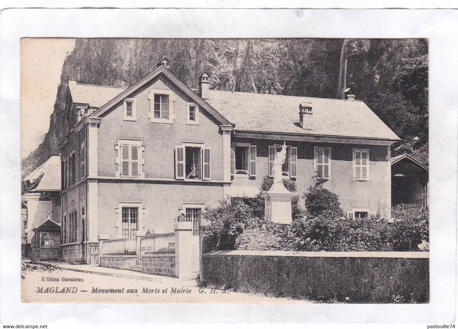 CPA :  14 X 9  - MAGLAND  -  Monument  Aux  Morts  Et  Mairie - Magland