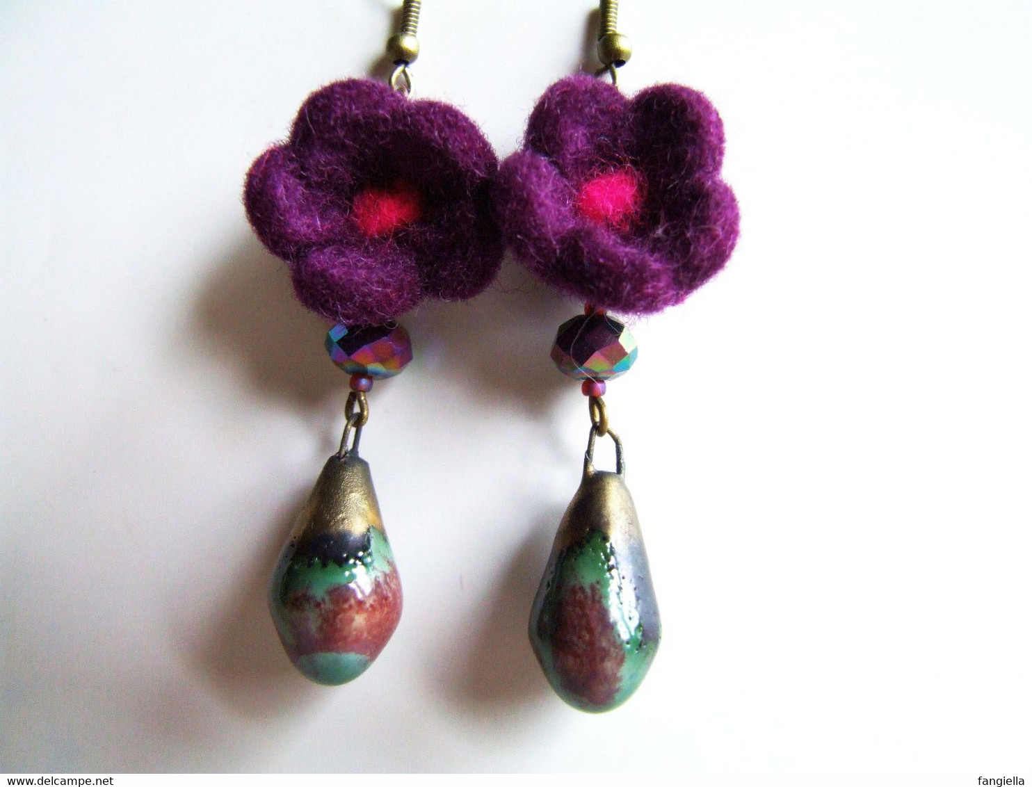 Boucles D'oreilles Fait-main, Violet Bronze Vert, Céramique Artisanale, Cristal Facetté, Laine Feutrée à L'aiguille - Oorringen