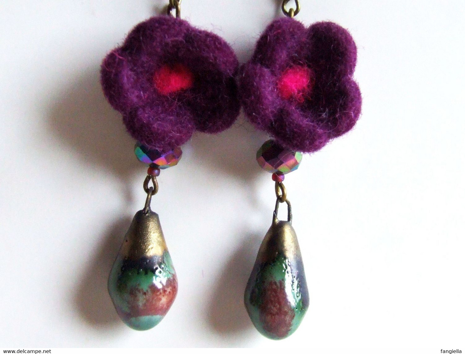 Boucles d'oreilles fait-main, violet bronze vert, céramique artisanale, cristal facetté, laine feutrée à l'aiguille