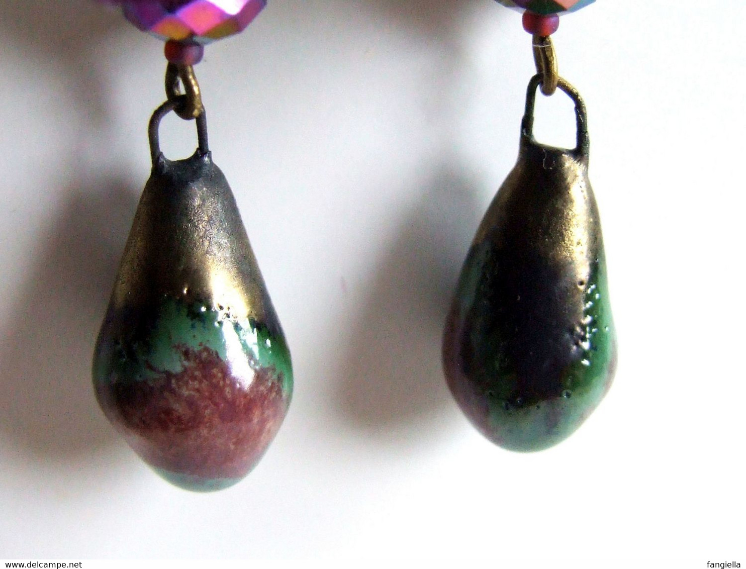 Boucles d'oreilles fait-main, violet bronze vert, céramique artisanale, cristal facetté, laine feutrée à l'aiguille