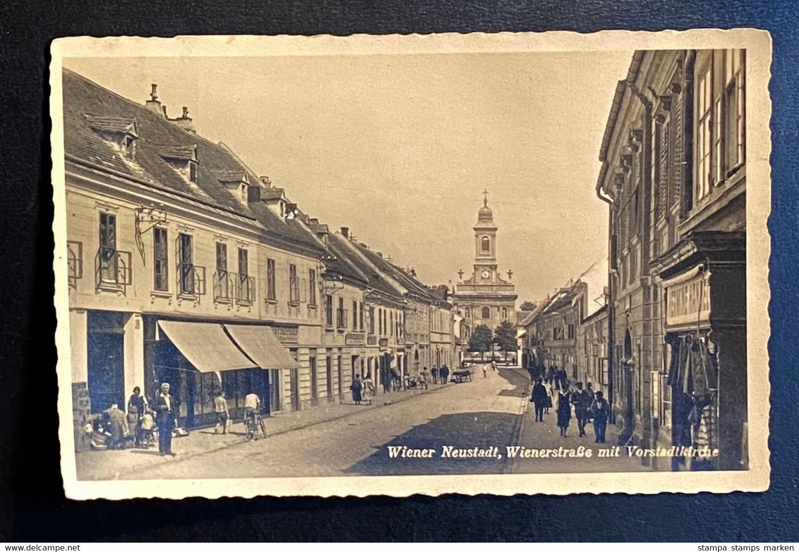 AK Wiener Neustadt Wienerstraße Mit Vorstadtkirche, Geschäfte Passanten Nicht Gelaufen - Wiener Neustadt