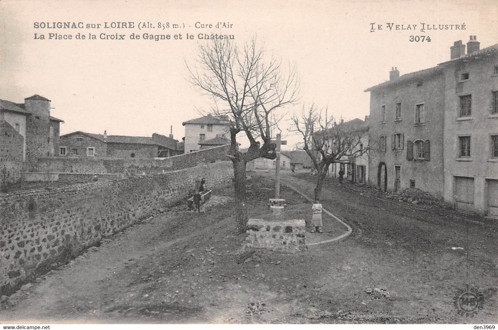 SOLIGNAC-sur-LOIRE (Haute-Loire) - La Place De La Croix De Gagne Et Le Château - Solignac Sur Loire