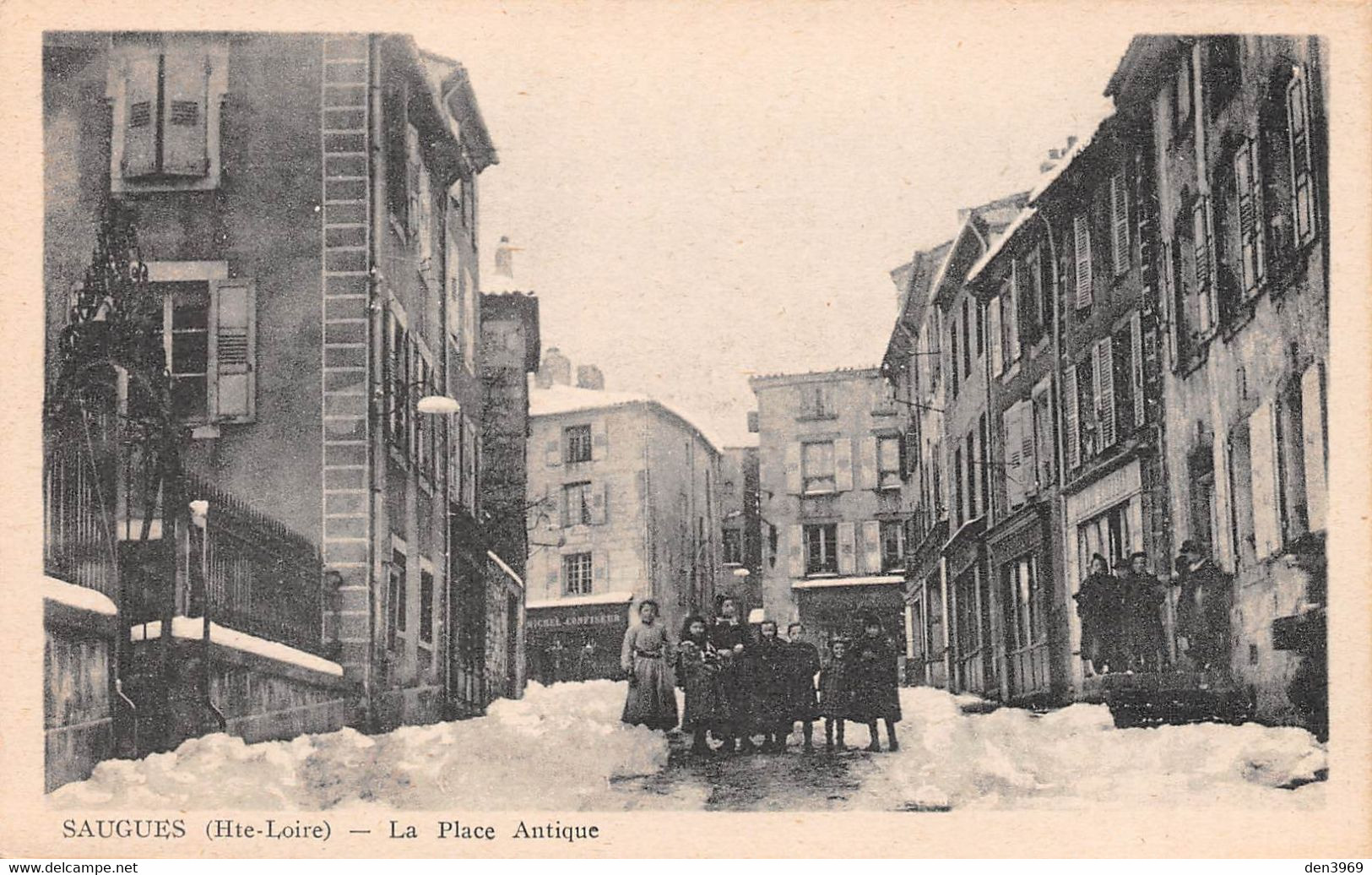 SAUGUES (Haute-Loire) - La Place Antique Sous La Neige - Saugues