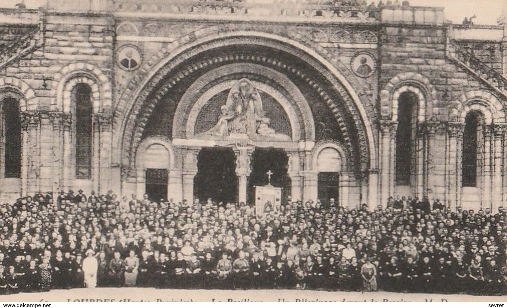LOURDES. - La Basilique - Un Pèlerinage Devant Le Rosaire - Heilige Plaatsen