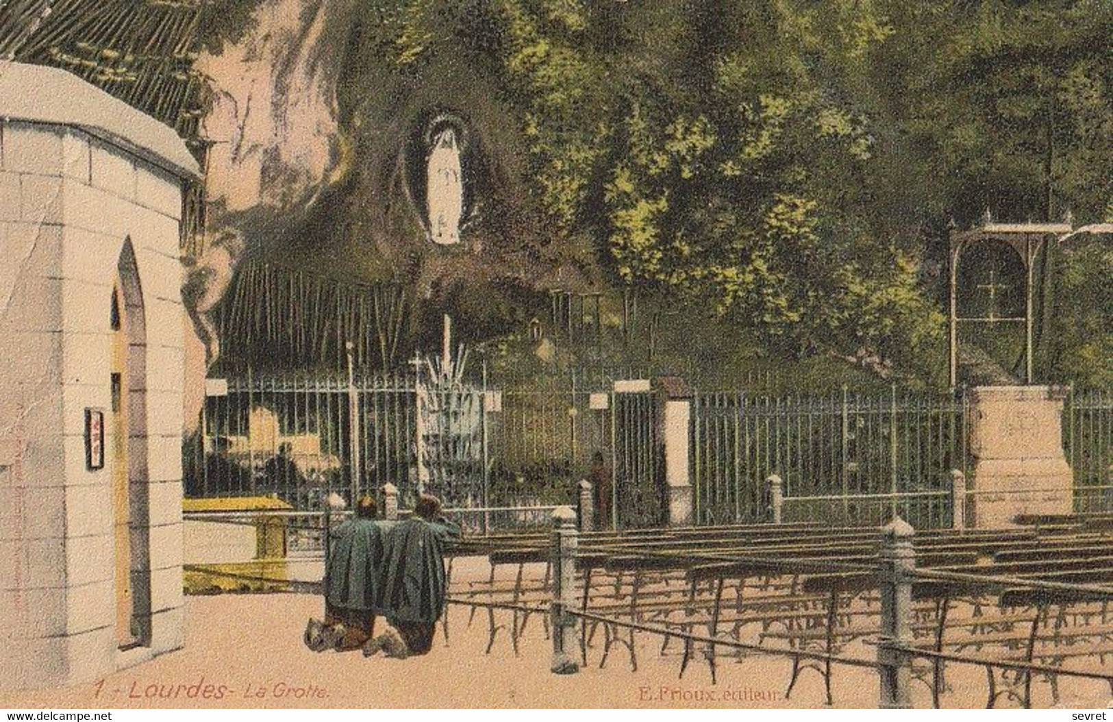 LOURDES. - La Grotte. Belle CPA - Heilige Stätte