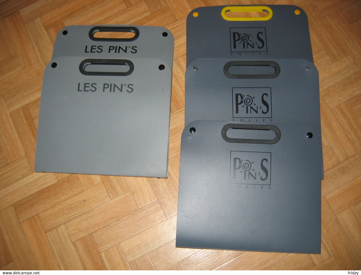 Lot De 5 Classeurs Occasion Pour Rangement De 96 Pin's/classeur, (3 Supports Velour Et 3 Intercalaires Plastic/classeur) - Supplies And Equipment