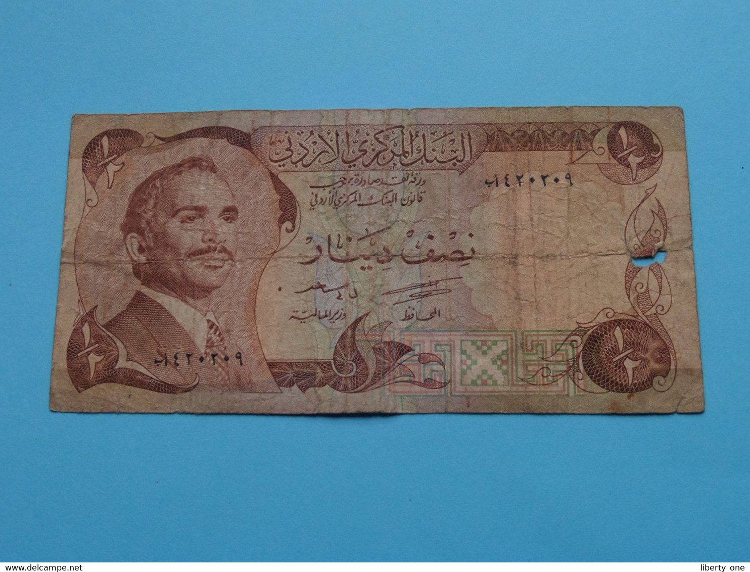 1/2 Half & 1 Dinar > Central Bank Of JORDAN ( For Grade, Please See Scans ) Circulated ! - Jordanië