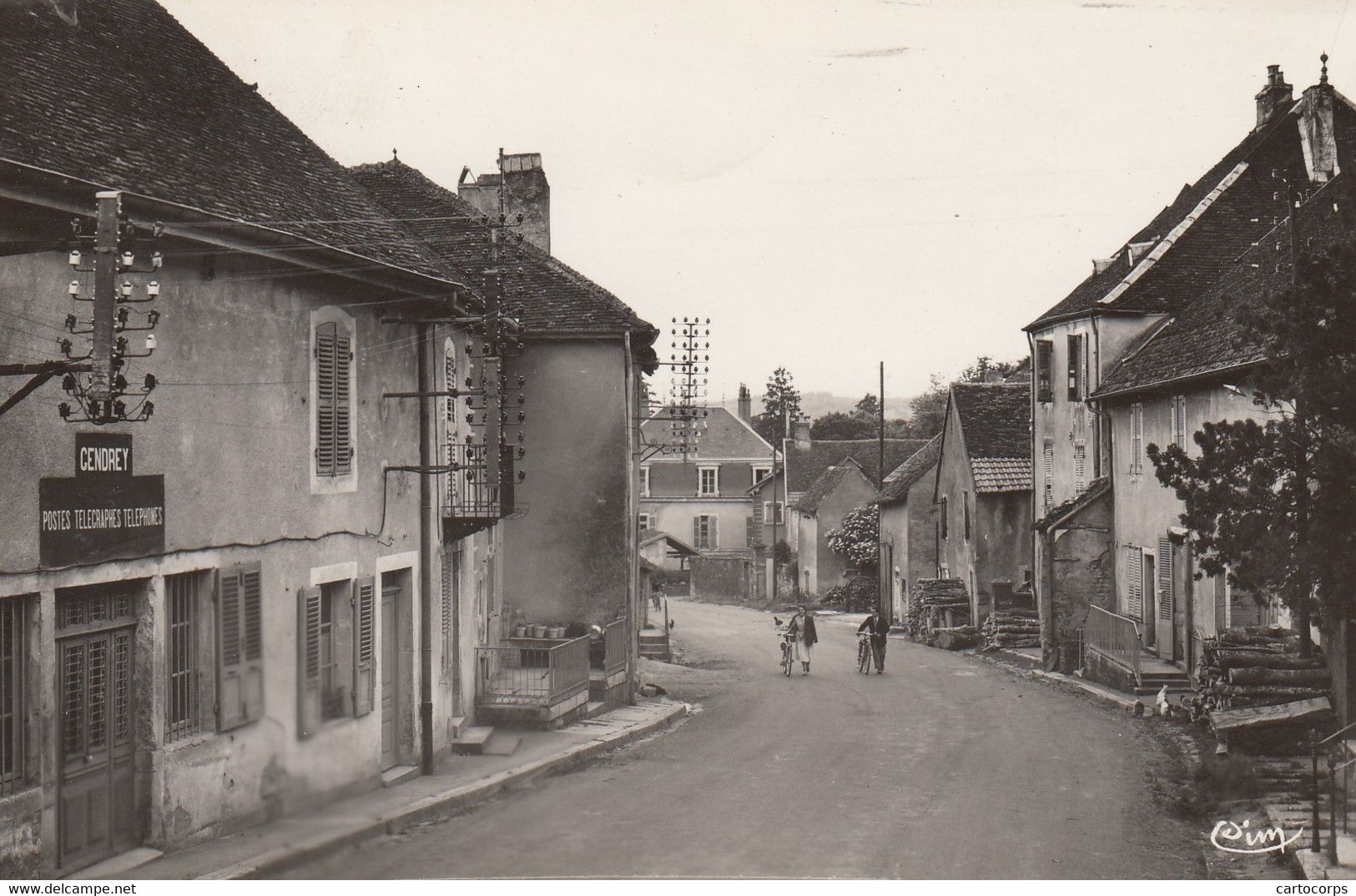 39 - GENDREY - Rue Richebourg Animée - Postes - Télégraphes - Téléphones - Gendrey