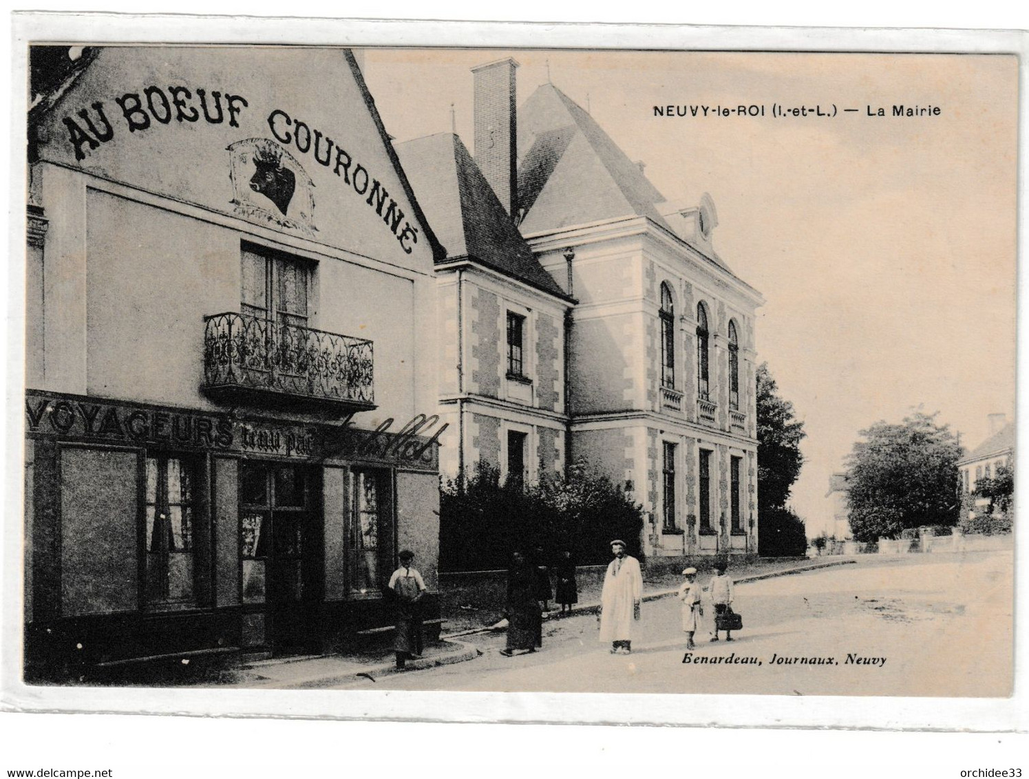 CPA Neuvy-le-Roi - La Mairie - Avec Restaurant "Au Boeuf Couronné" En Très Beau Plan - Neuvy-le-Roi