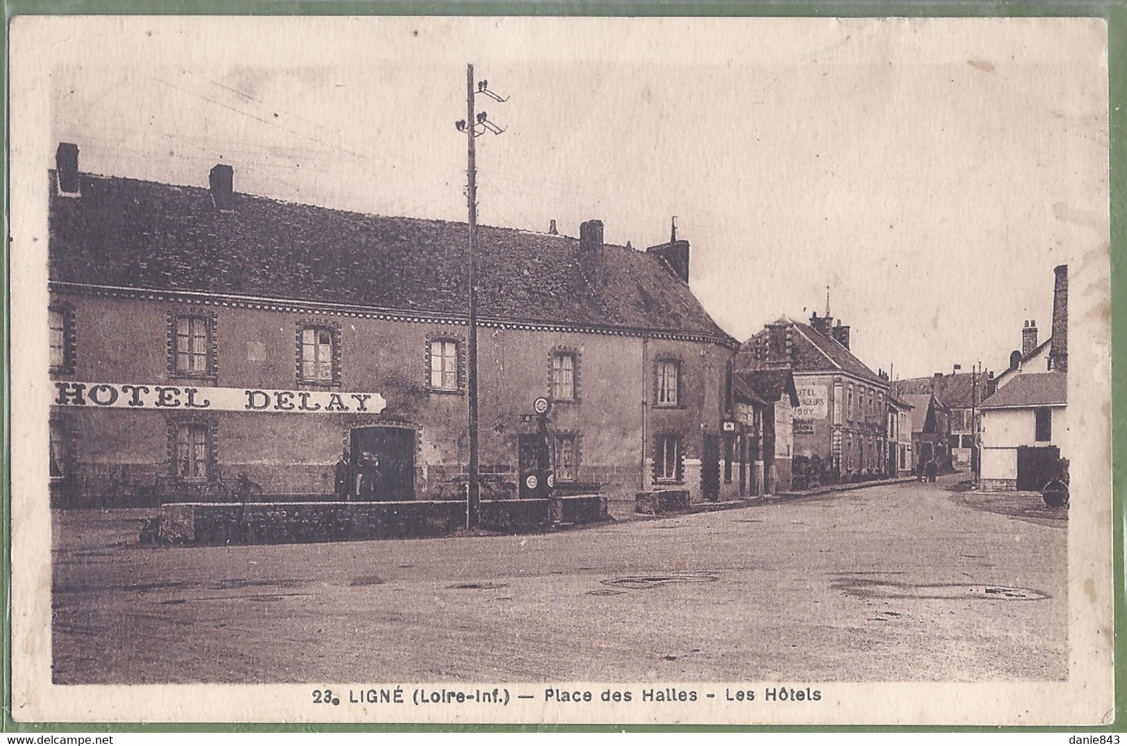 CPA Vue Très Rare - LOIRE ATLANTIQUE - LIGNÉ - PLACE DES HALLES - LES HÔTELS - Pompe A Essence - édition Guillard / 23 - Ligné