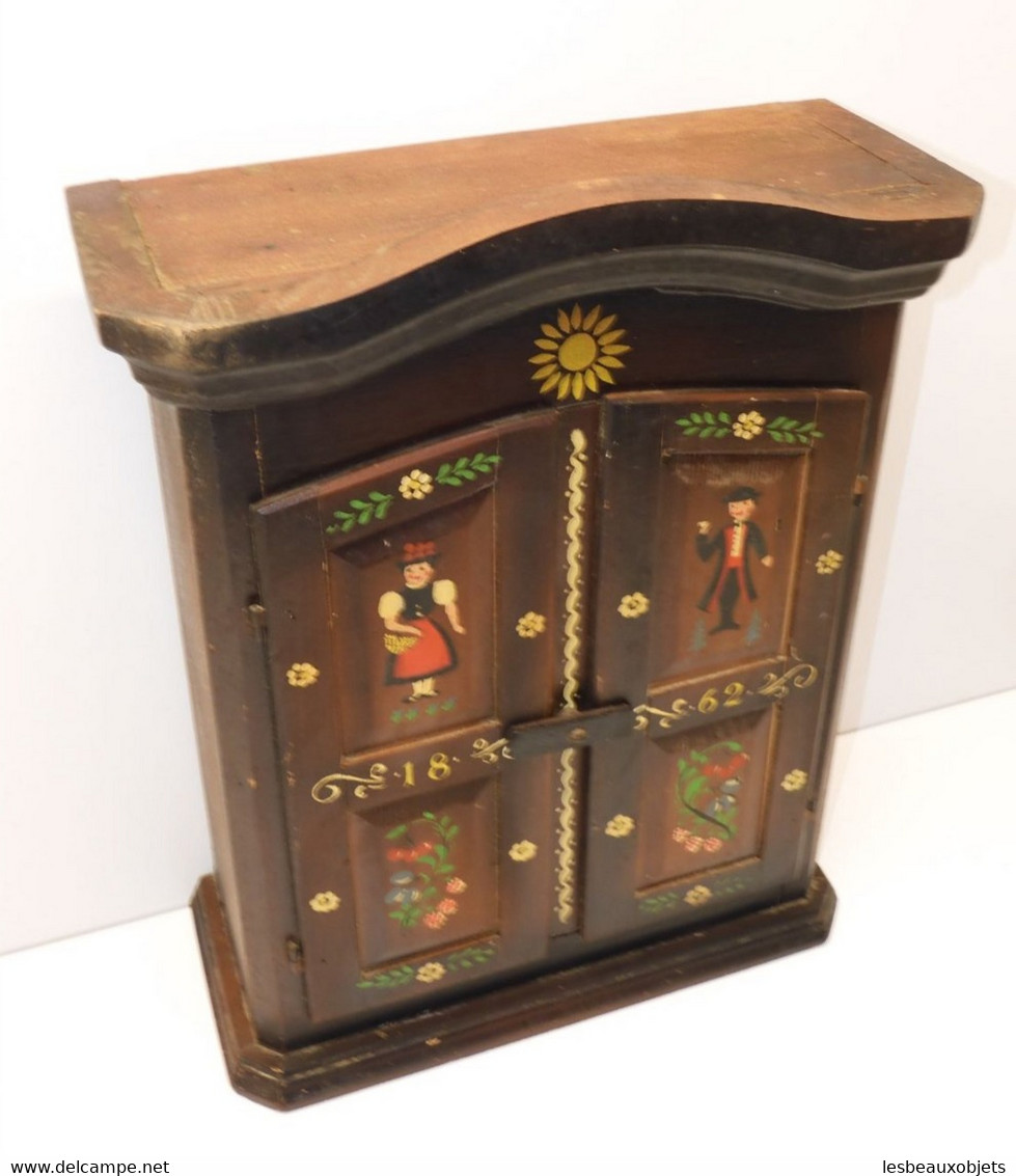 *JOLIE ANCIENNE ARMOIRE De POUPEE BOIS XXe Décor Personnages PEINTS Datée 1862  E - Autres & Non Classés