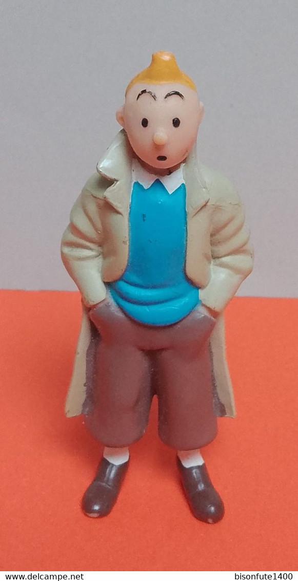 Tintin : Figurine Tintin Avec Son Imperméable Et Mains Dans Les Poches De Son Pantalon ( Voir Photos ). - Tim & Struppi