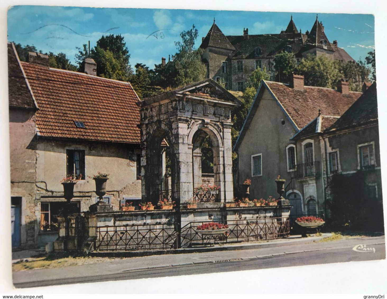 70 Gy 1977 Vieille Fontaine Et Chateau Maisons -ed Cim 70.282 - Gy
