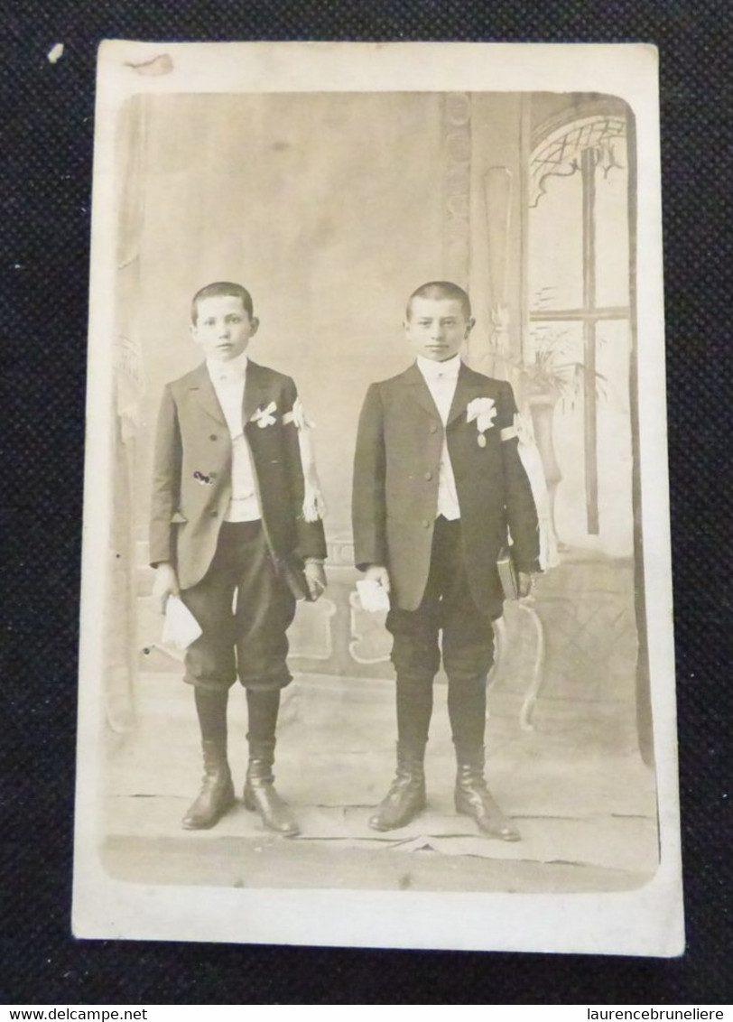 CARTE-PHOTO - PETITS COMMUNIANTS DEBUT 1900 - Anonyme Personen