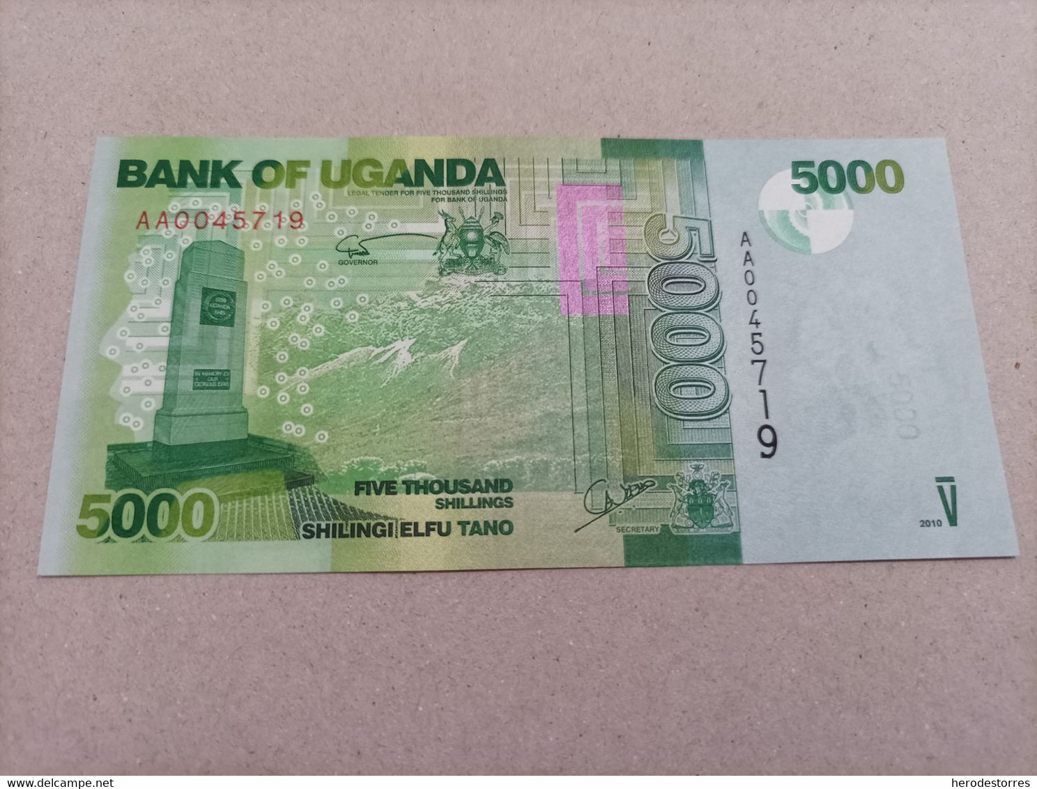 Billete De Uganda De 5000 Shilings, Nº Bajisimo, Serie AA0045719, Año 2010, UNC - Uganda