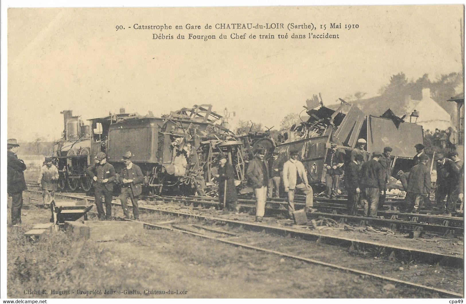 72   CATASTROPHE EN  GARE DE CHATEAU - DU - LOIR 15 MAI 1910  DEBRIS DU FOURGON DU CHEF DE TRAIN TUE DANS L' ACCIDENT - Chateau Du Loir