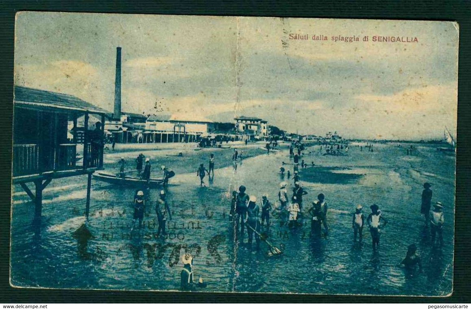 CLH254 - SALUTI DALLA SPIAGGIA DI SENIGALLIA ANIMATA 1924 STORIA POSTALE PIEGA IN MEZZERIA - Senigallia