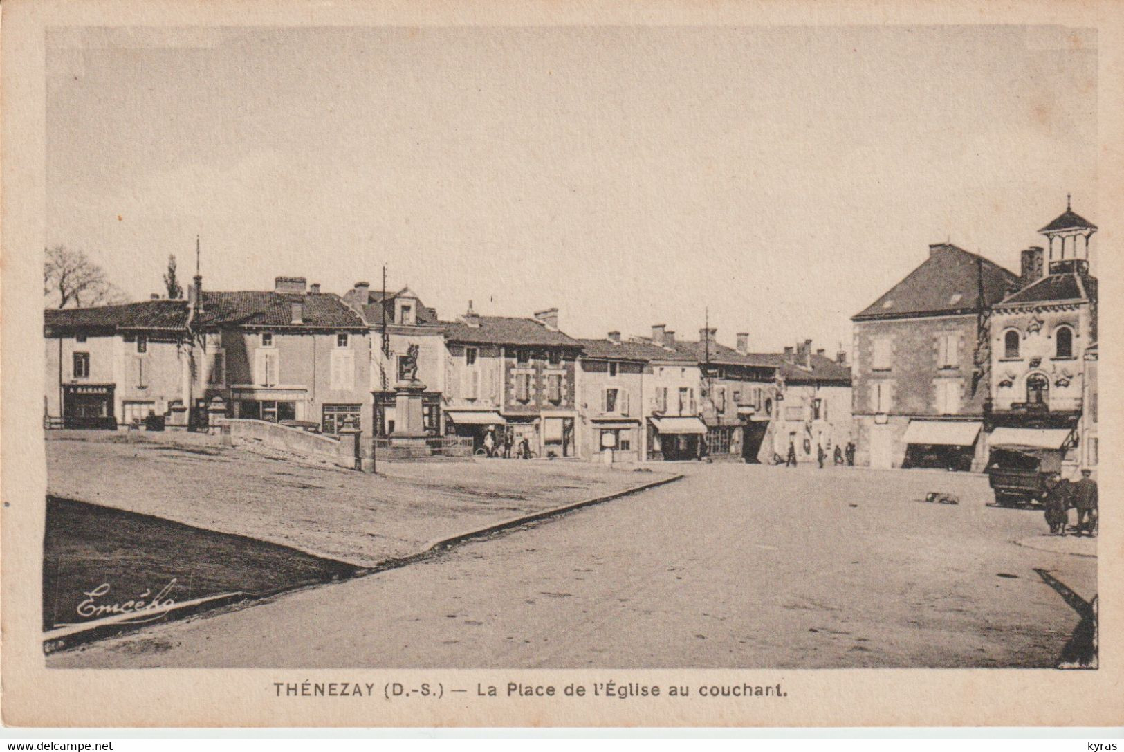(79) THENEZAY . La Place De L'Eglise Au Coucher - Thenezay