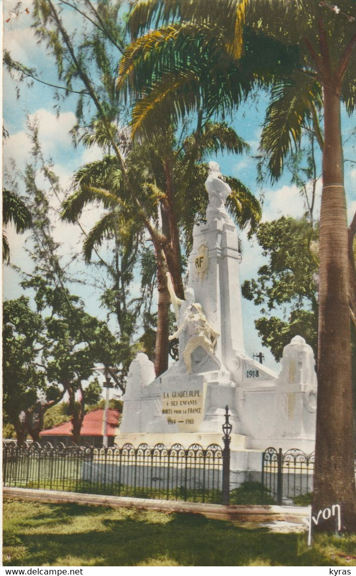 Cpsm 9x14. (97) LA GUADELOUPE. Basse Terre . Le Monument Aux Morts - Basse Terre