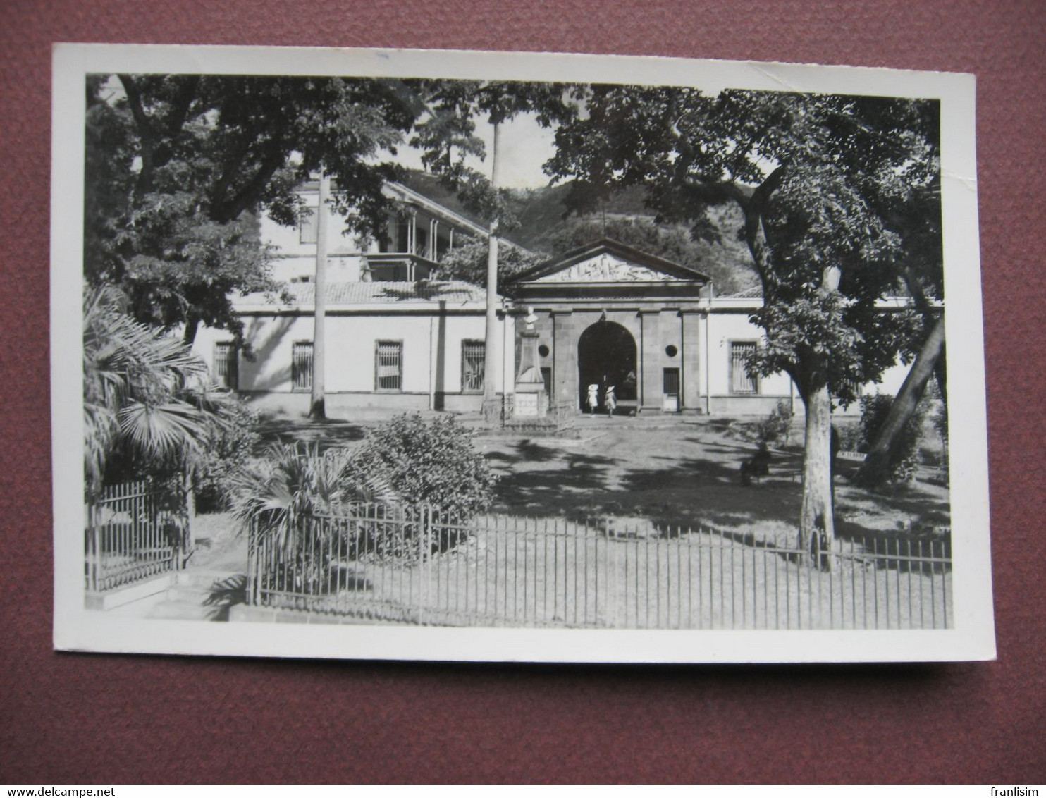 CPA PHOTO ILE DE  LA REUNION  ST SAINT DENIS  Ancien Hopital Militaire Avec Buste Du Docteur Auliffe 1953 RARE PLAN ? - Saint Denis