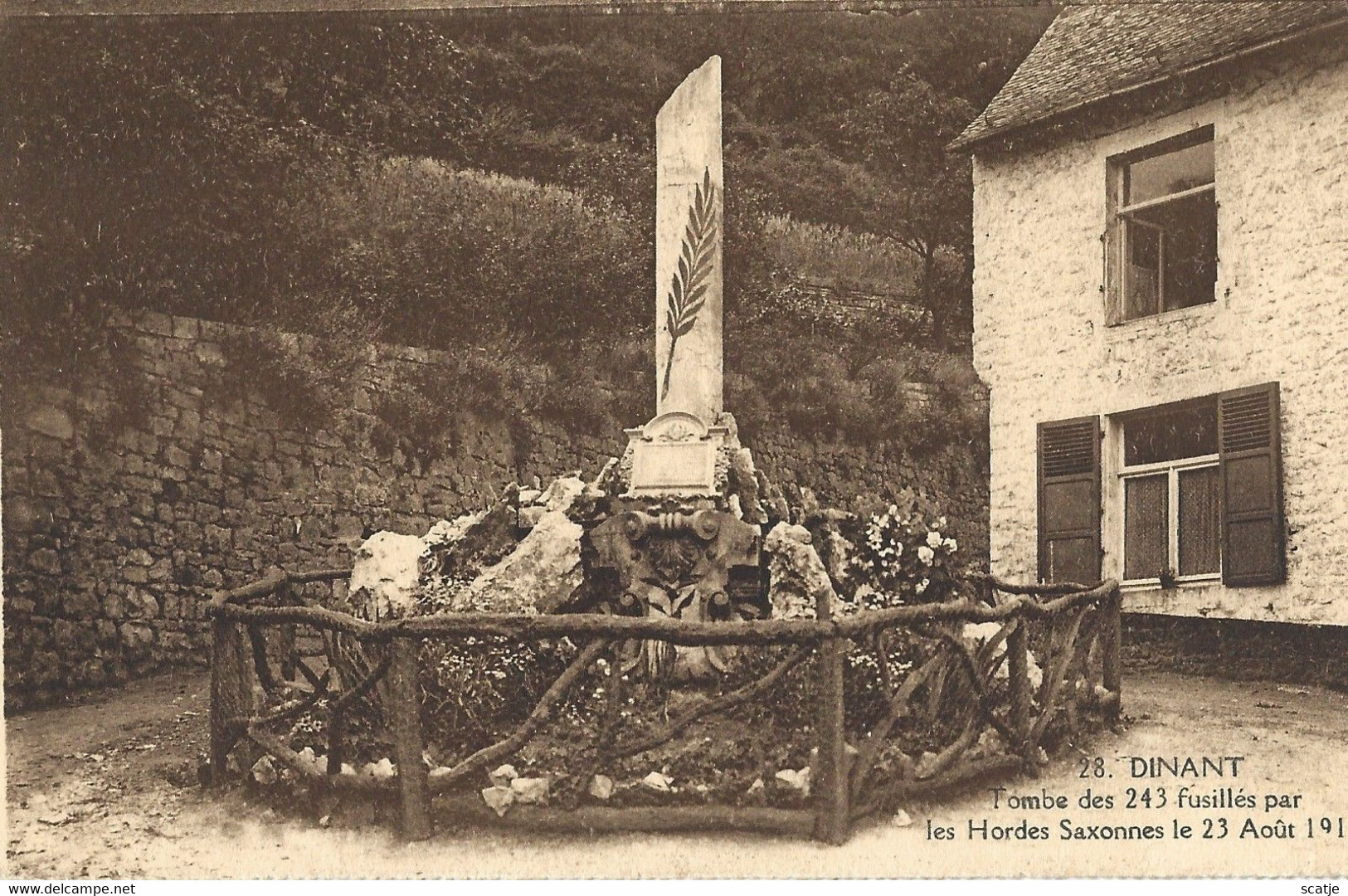 Dinant.   -   Tombe Des 243 Fusillés Par Les Hordes Saxonnes Le 23 Août  1914   -   1926   Naar   Antwerpen - Monuments Aux Morts