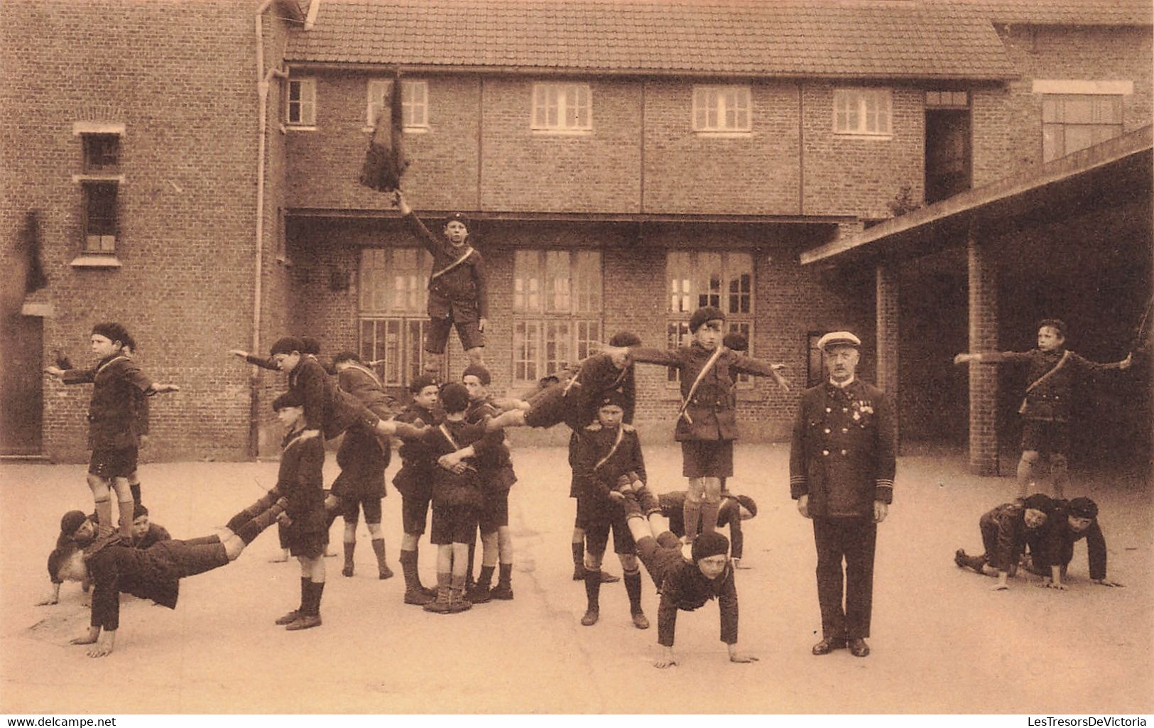 CPA - Belgique - Geer - Orphelinat Saint Joseph - La Cour De Récréations - Une Pyramide - Edit. Nels - Ern Thill - Geer