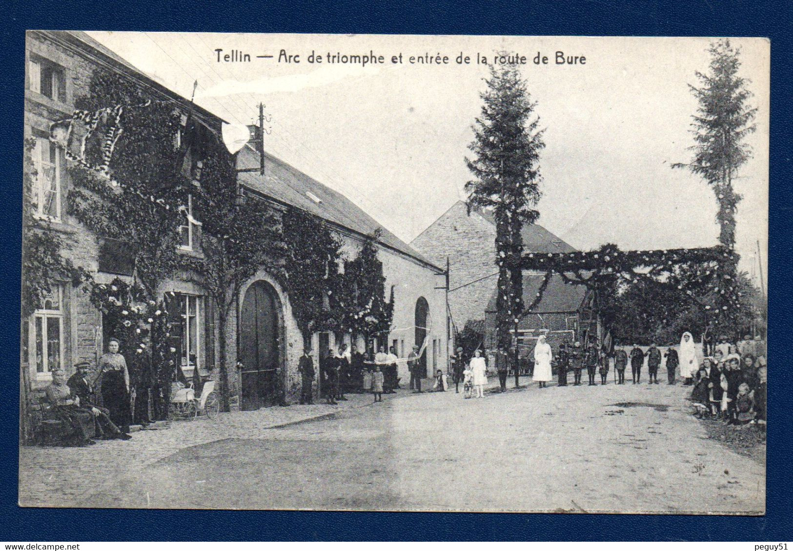 Tellin. Arc De Triomphe Et Entrée De La Route De Bure. Infirmières Et Enfants En Uniforme. 1919 - Tellin