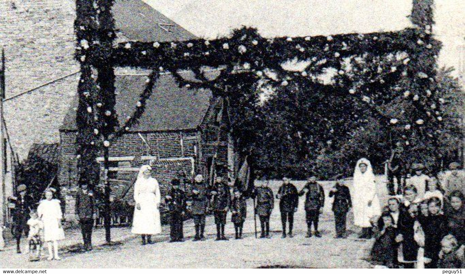 Tellin. Arc De Triomphe Et Entrée De La Route De Bure. Infirmières Et Enfants En Uniforme. 1919 - Tellin