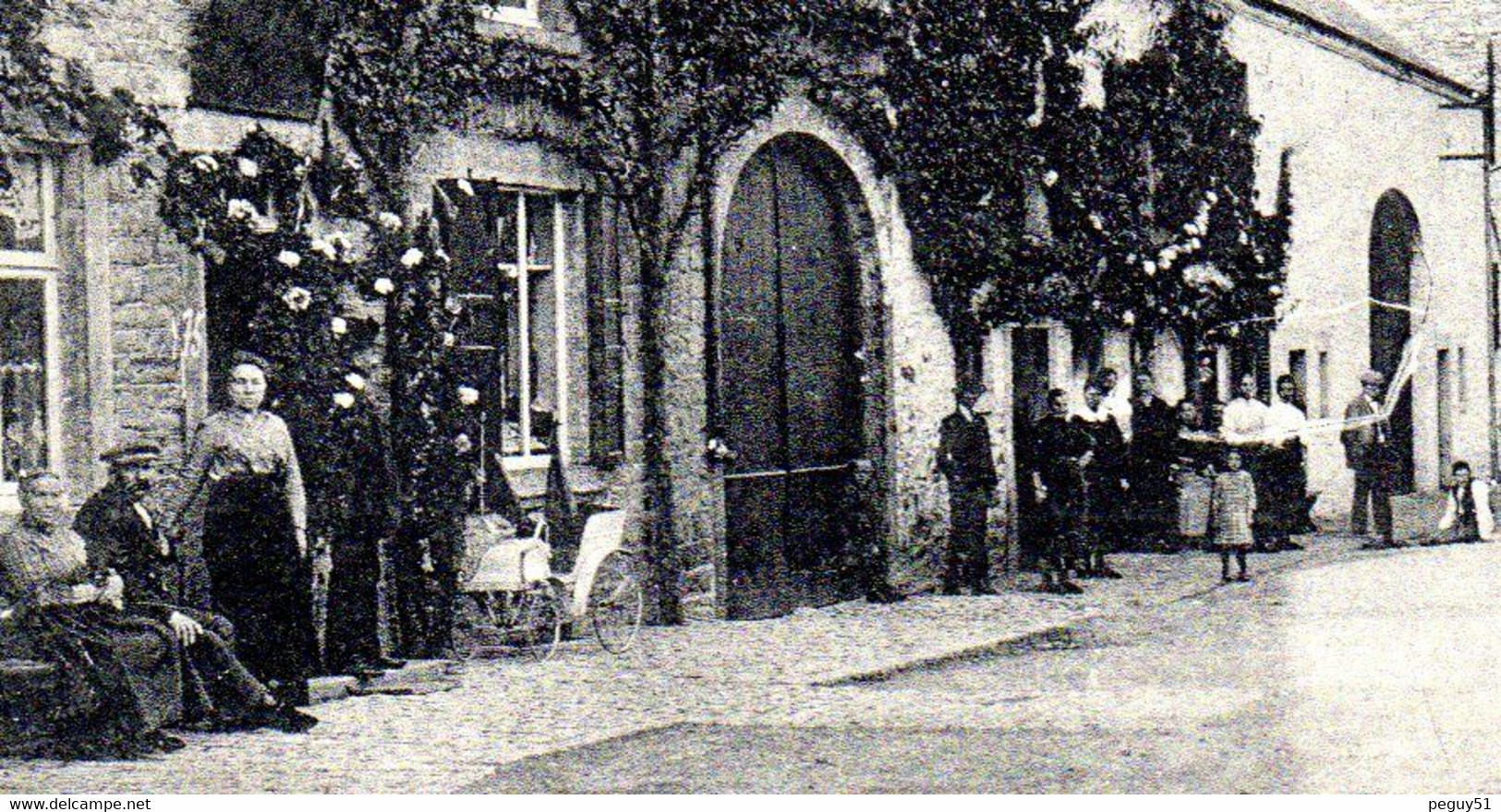 Tellin. Arc De Triomphe Et Entrée De La Route De Bure. Infirmières Et Enfants En Uniforme. 1919 - Tellin