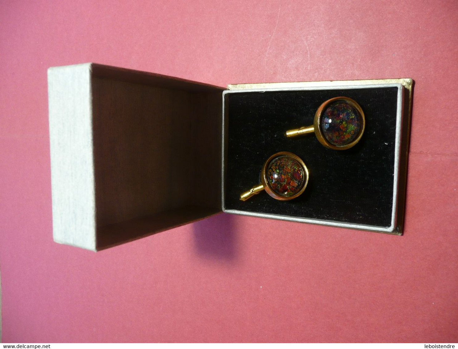 BOUTONS DE MANCHETTES ANCIENS MULTICOLORE VERRE BOMBE EMAILLE ? DANS  BOITE MEL-BO PARIS - Cuff Links & Studs