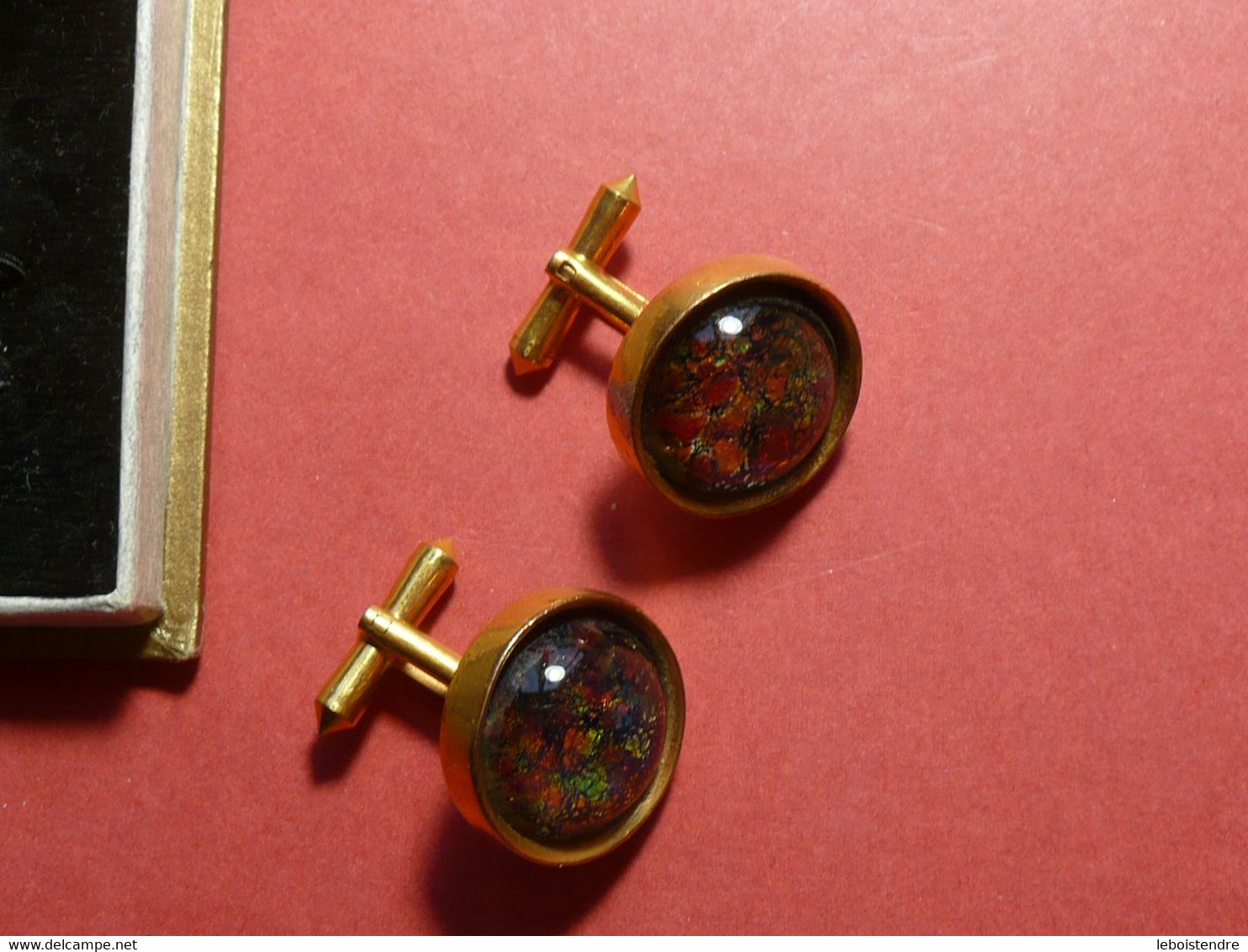 BOUTONS DE MANCHETTES ANCIENS MULTICOLORE VERRE BOMBE EMAILLE ? DANS  BOITE MEL-BO PARIS - Manchetknopen & Boordknopen