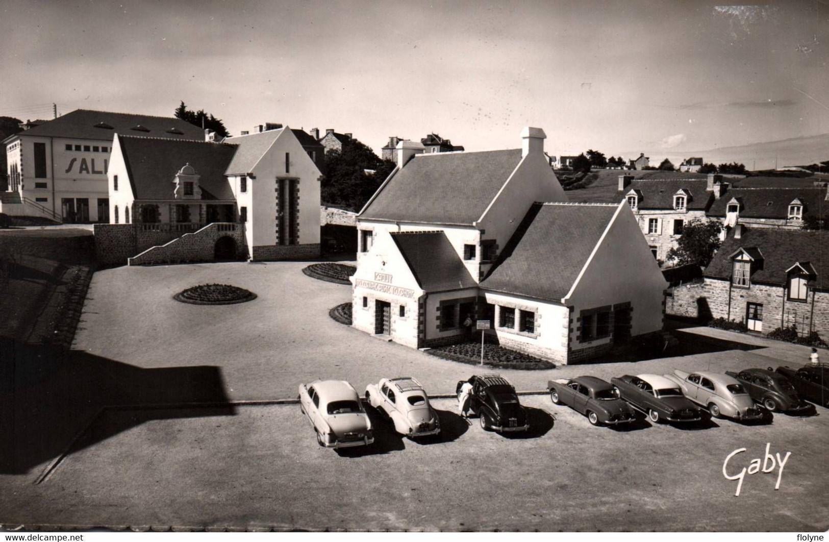 Erquy - Place De La Poste , La Mairie Et La Salle Des Fêtes - Voiture Auto Ancienne - Erquy