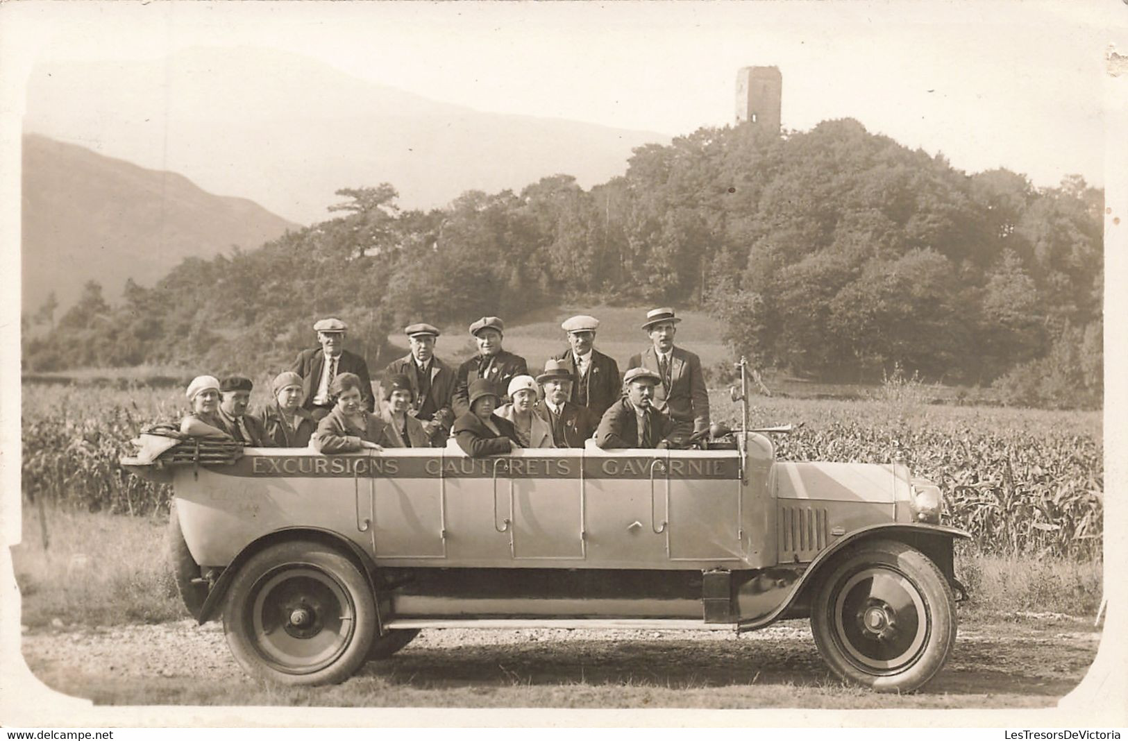 CPA - Excursions Cauterets Gavarnie - Automobile - Animé - Ruines En Arrière Plan - Turismo