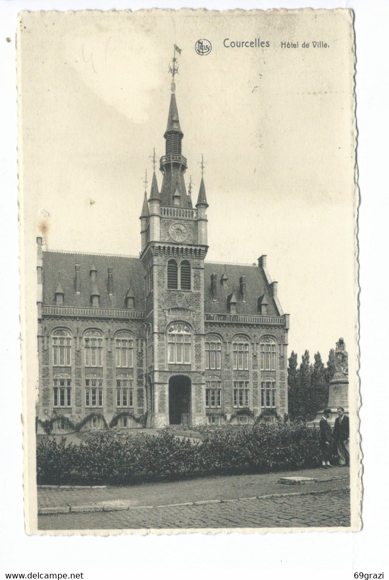 Courcelles Hôtel De Ville ( Vue Avec Deux Personnage à Droite ) - Courcelles