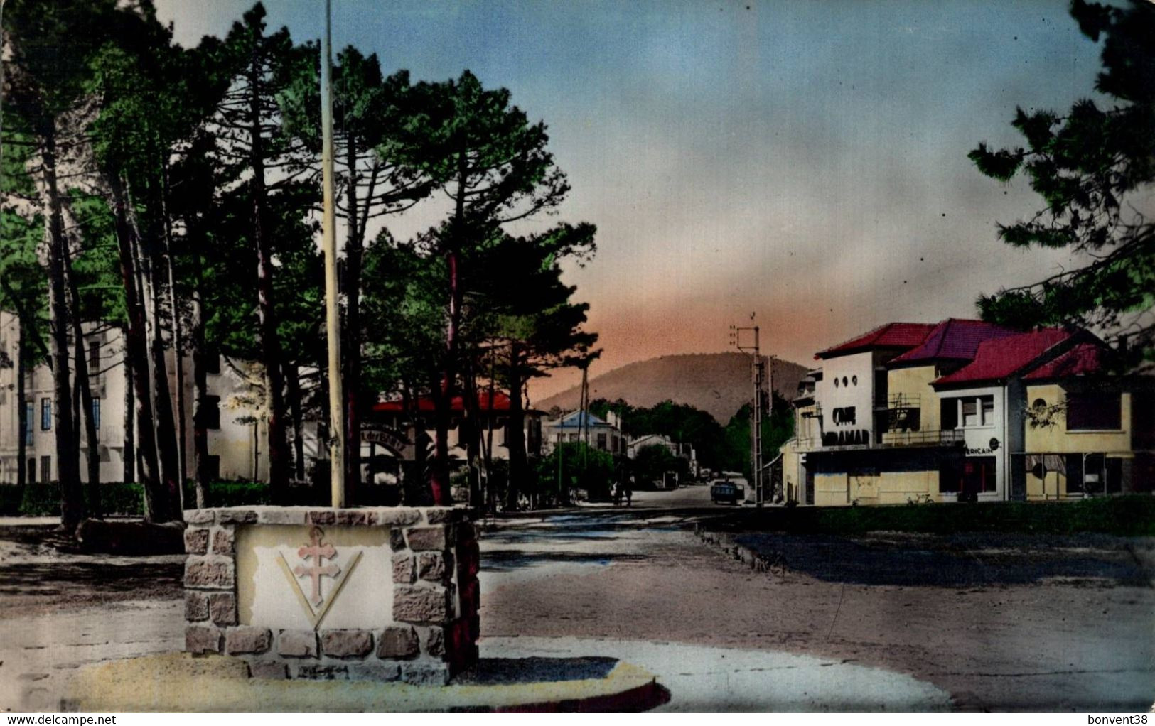 J2401 - CAVALAIRE - D83 - Monument De La Libération Aux Armées Alliées - Cavalaire-sur-Mer