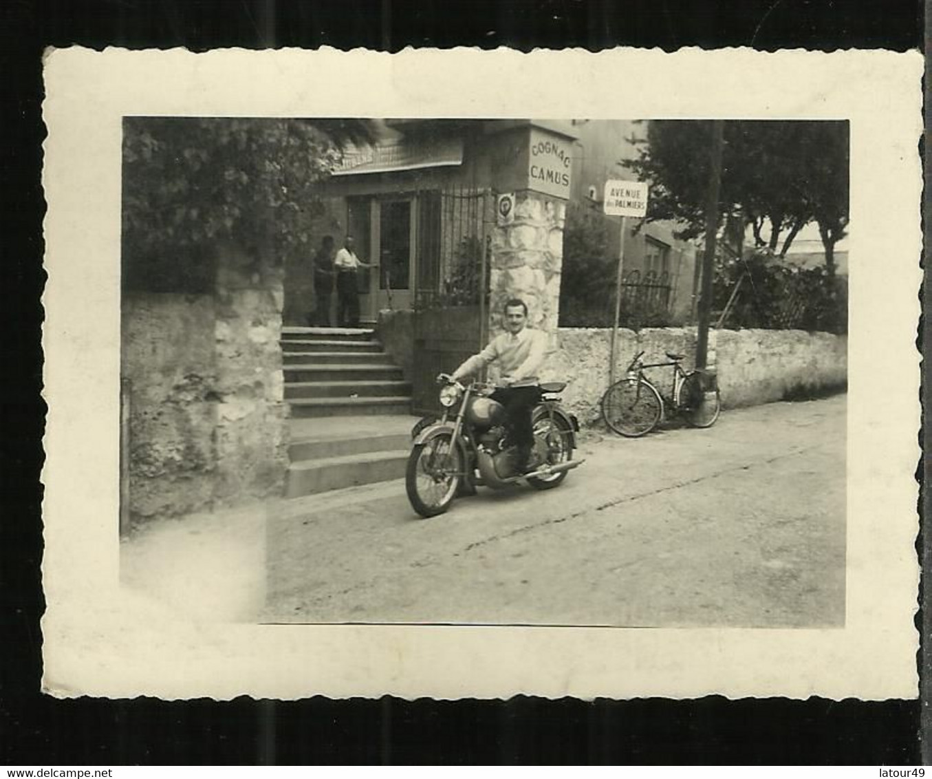 Photo Personnage Sur Moto 1953 Restaurant Les Palmiers A St Sylvestre 10 X 7 Cm - Motos
