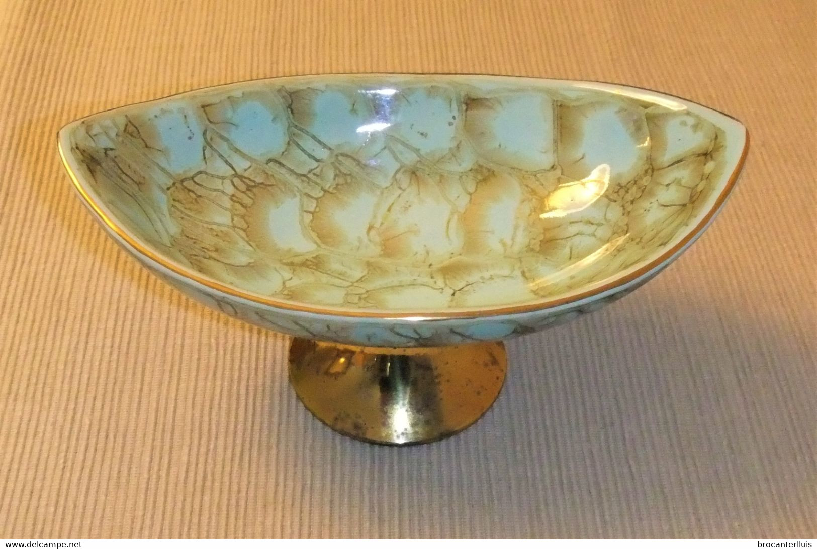 COPA, FUENTE OVALADA DE PORCELANA Y METAL DORADO