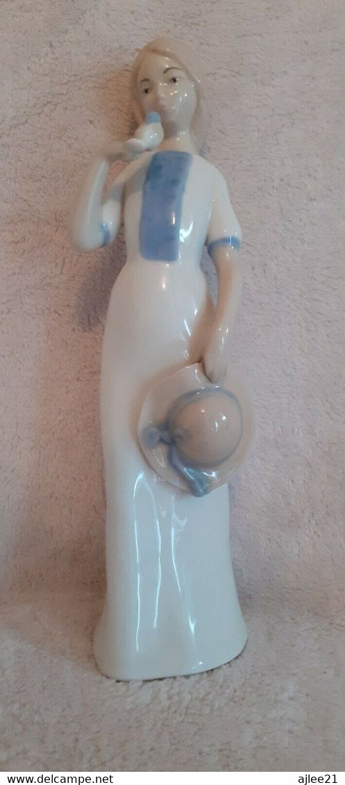 Femme A L'oiseau. Rex Valencia. Porcelaine. 24 Cm. - Altri & Non Classificati