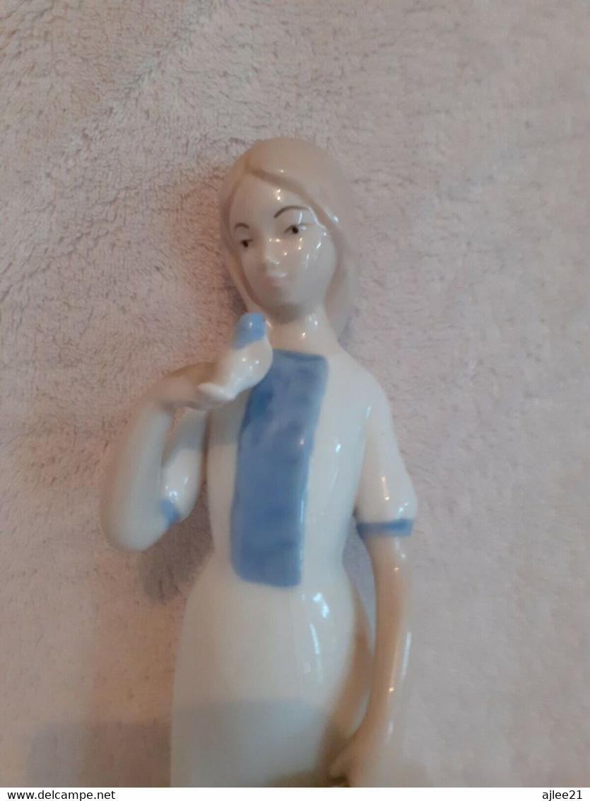 Femme A L'oiseau. Rex Valencia. Porcelaine. 24 Cm. - Autres & Non Classés