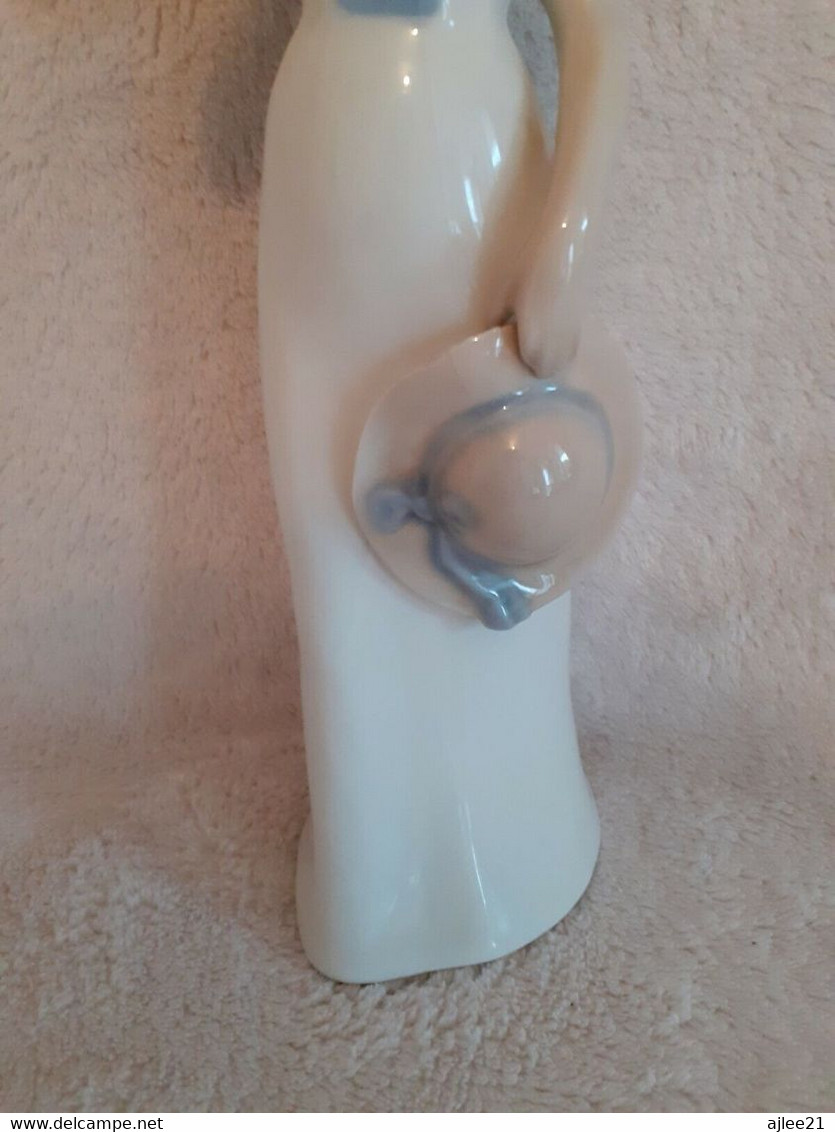 Femme A L'oiseau. Rex Valencia. Porcelaine. 24 Cm. - Otros & Sin Clasificación