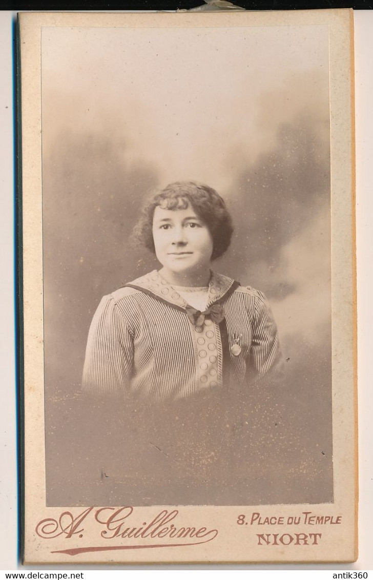 Photographie Ancienne CDV Rare Portrait Femme Avec Médaille ? Photographe Guillerme à Niort Deux Sèvres - Geïdentificeerde Personen