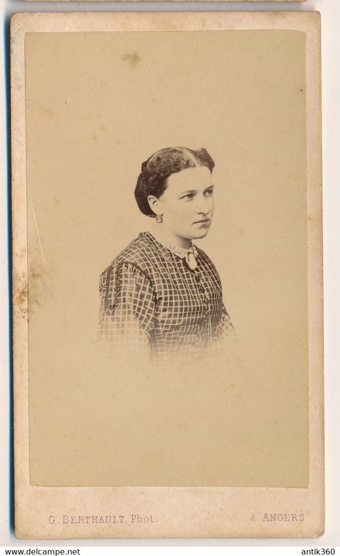 Photographie Ancienne CDV Portrait Jeune Femme Angevine Photographe Berthault à Angers - Identifizierten Personen