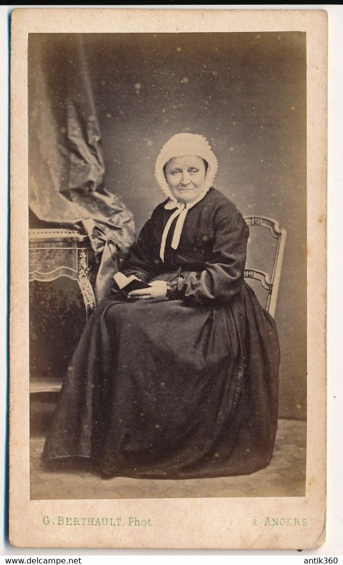 Photographie Ancienne CDV Portrait Femme Angevine En Costume Et Coiffe Photographe Berthault à Angers - Anonieme Personen
