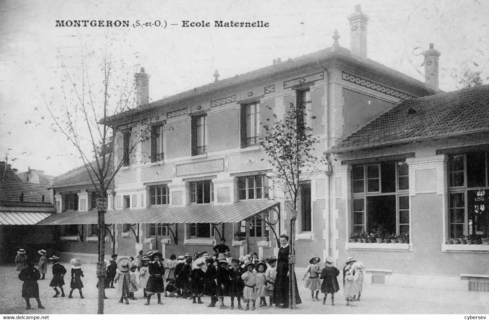 MONTGERON - Ecole Maternelle - Elèves Dans La Cour - RARE - Montgeron