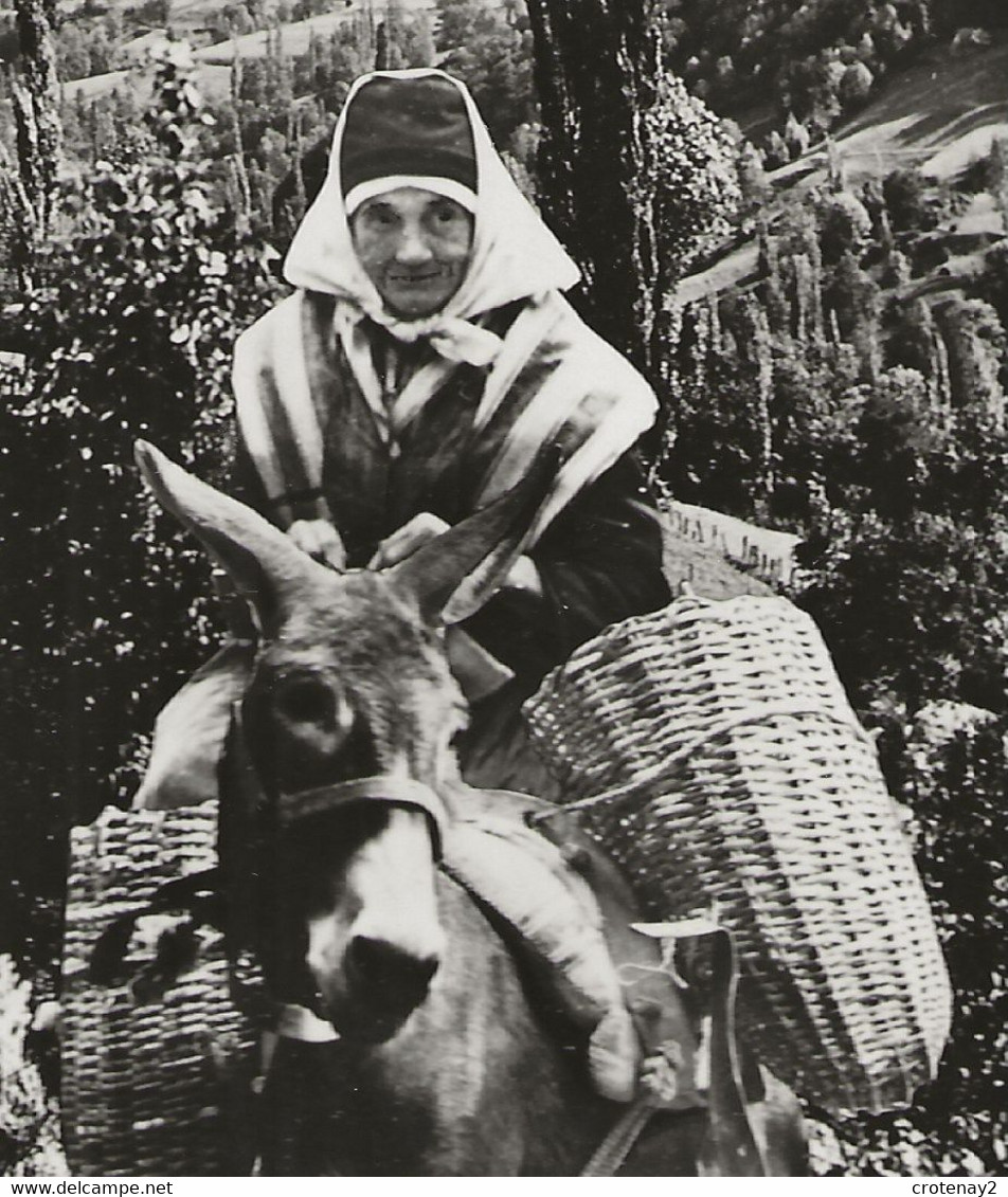 09 Haute Ariège Vers St Girons Oust N1724 VOIR ZOOM LA MARIE Retour Du Marché Sur Son Ane Costume Vallée Du Bethmale - Oust