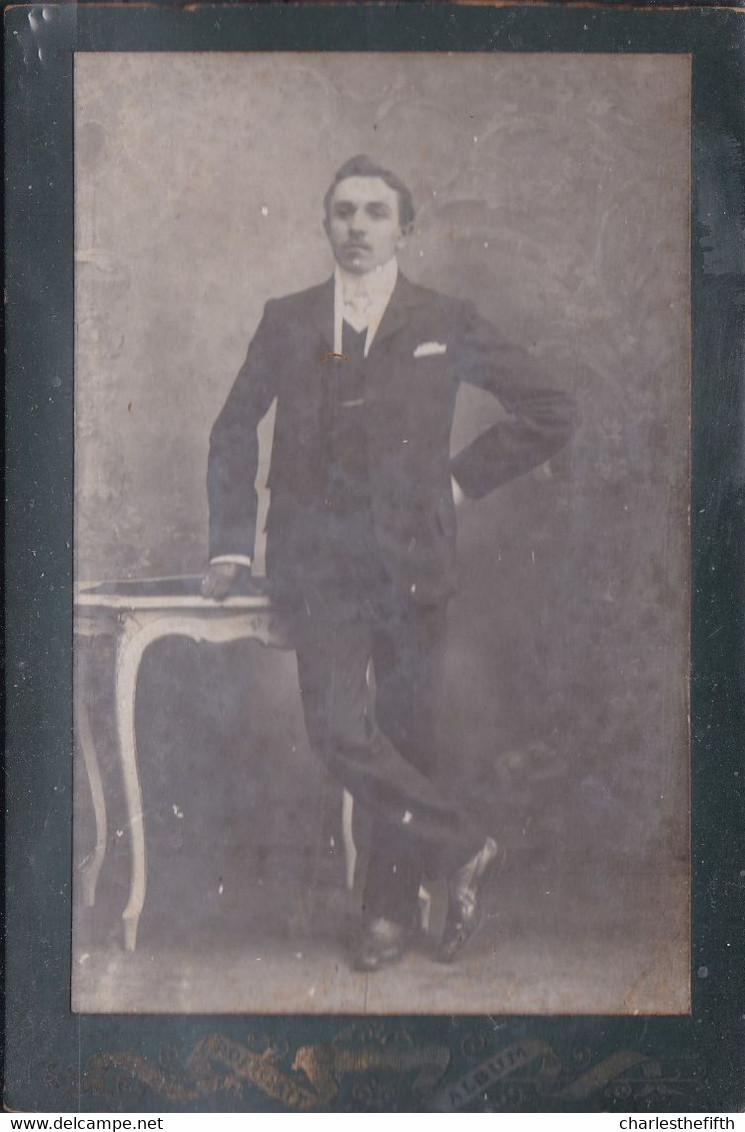 VIEILLE PHOTO * HOMME RICHE EN COSTUME AVEC TABLE - MEUBLE * - 16 X 11CM - Antiche (ante 1900)