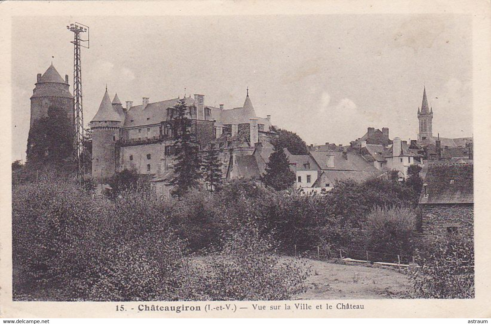 Cpa -35- Chateaugiron -- Vue Sur La Ville Et Le Chateau -edi .. N°15 - Châteaugiron