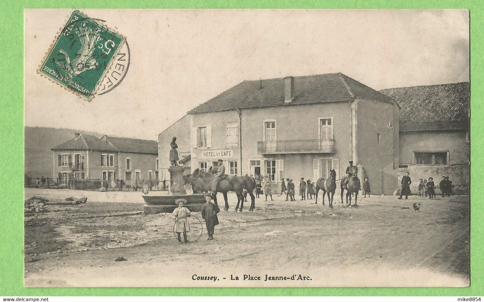 A191  CPA   COUSSEY  (Vosges)  La Place Jeanne D'Arc -  HOTEL ET CAFE - Animation  ++++ - Coussey