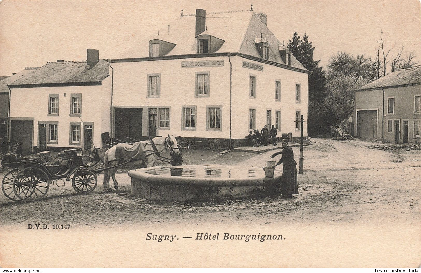 CPA - Belgique - Sugny - Hôtel Bourguignon - Edit. D. V. D. - Précurseur - Fontaine - Animé - Charette - Cheval - Vresse-sur-Semois