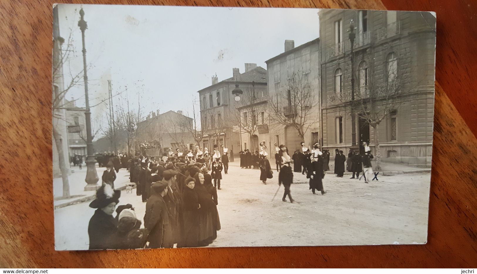 Bar De L'avenir Et Bar Du Capitole , Mais Dans Qu'elle Ville , à Situer , Cavalcade Et Carnaval - Cafés